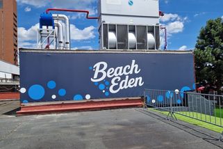Beach Eden: Nová pláž v Praze na místě zchátralého koupaliště – velká recenze a první dojmy - Médium.cz